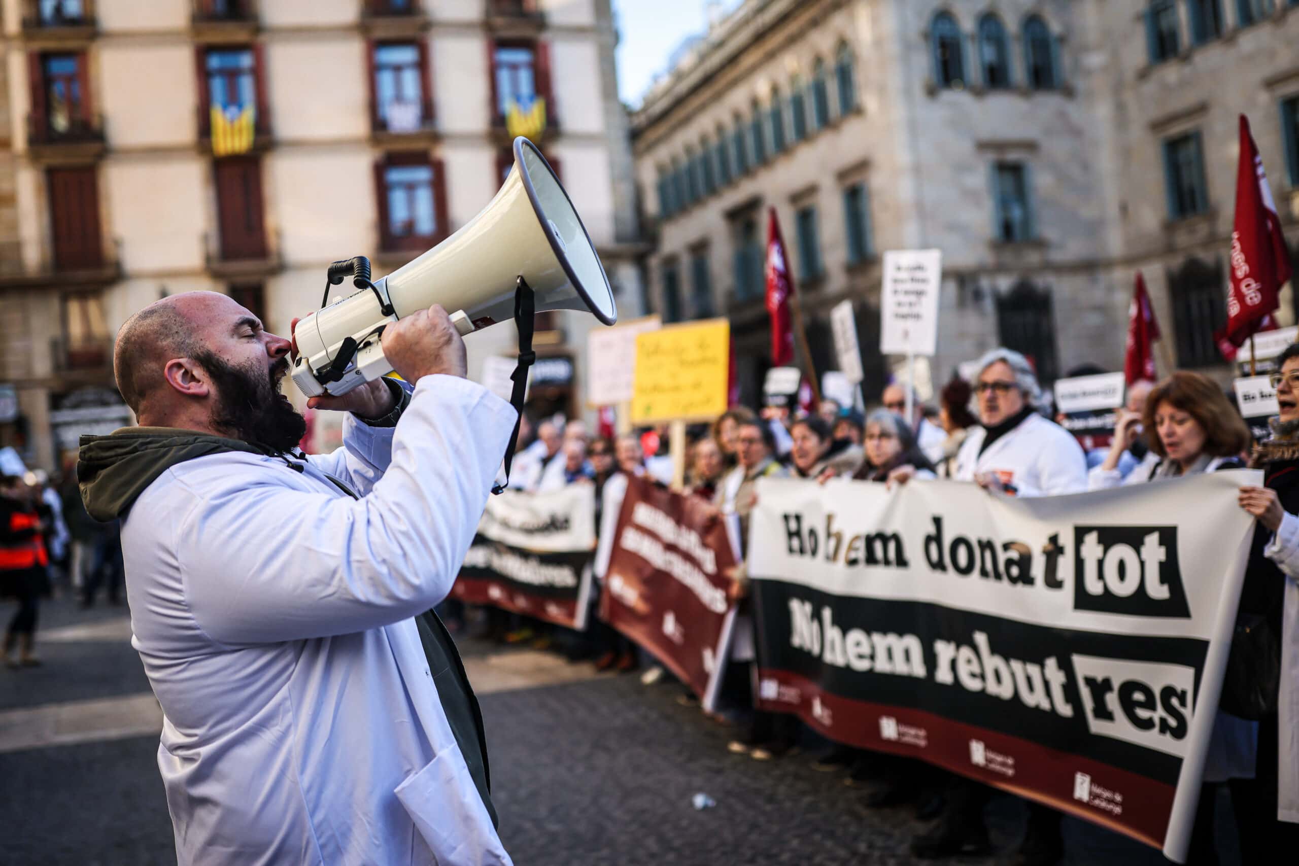 Catalogne du Sud l Environ 5.000 médecins descendent dans la rue pour le deuxième jour de la grève